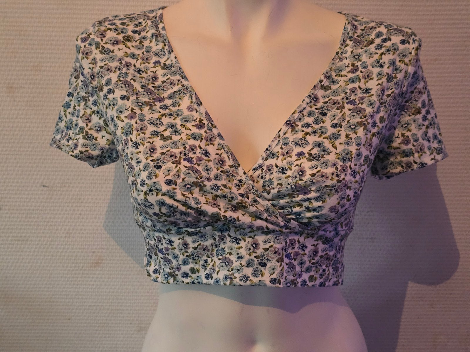 Shein Bloemenprint Croptop met V-hals - Maat M, Kleding | Dames, T-shirts, Maat 38/40 (M), Meerkleurig, Ophalen of Verzenden, Zo goed als nieuw