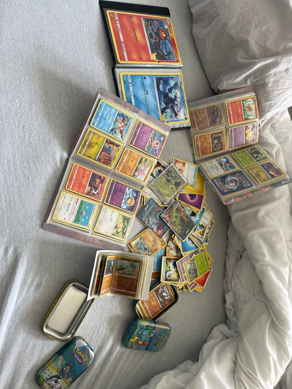 Grote collectie Pokémon kaarten met mappen en blikken, Ophalen of Verzenden, Gebruikt, Meerdere kaarten, Foil