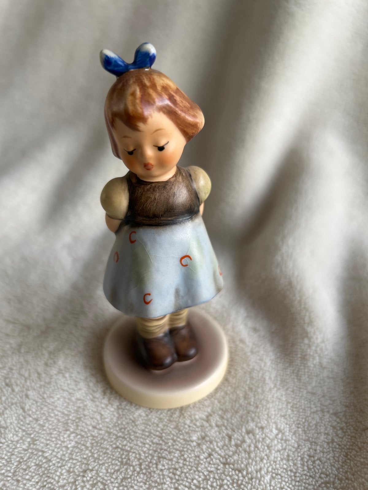 Vintage Hummel beeldje - Meisje met blauwe strik, Verzamelen, Beelden en Beeldjes, Ophalen of Verzenden, Zo goed als nieuw, Hummel