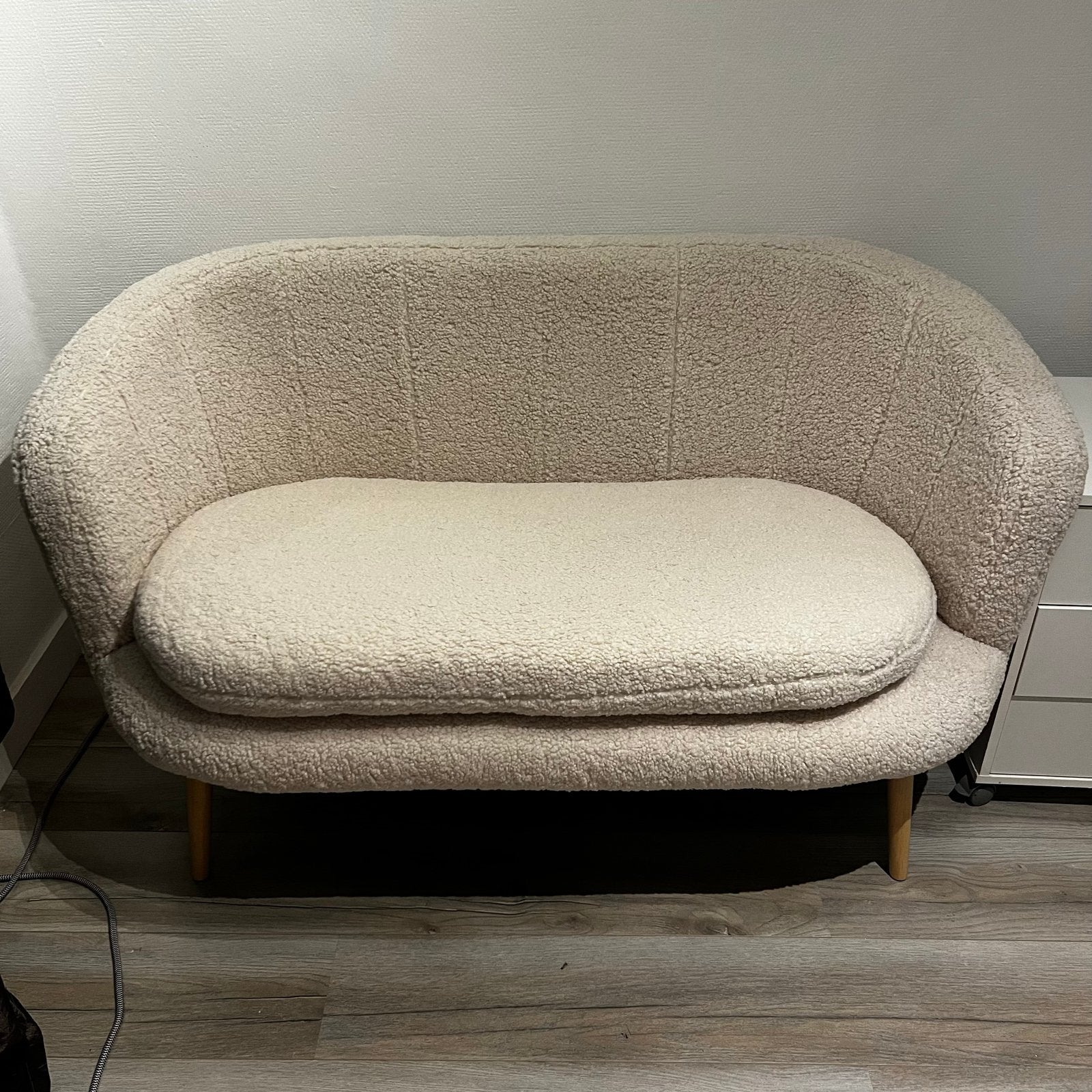 Bank JYSK Loveseat 'Egedal' - Crèmekleurig Bouclé Stof, Huis en Inrichting, Banken | Sofa's en Chaises Longues, 150 tot 200 cm