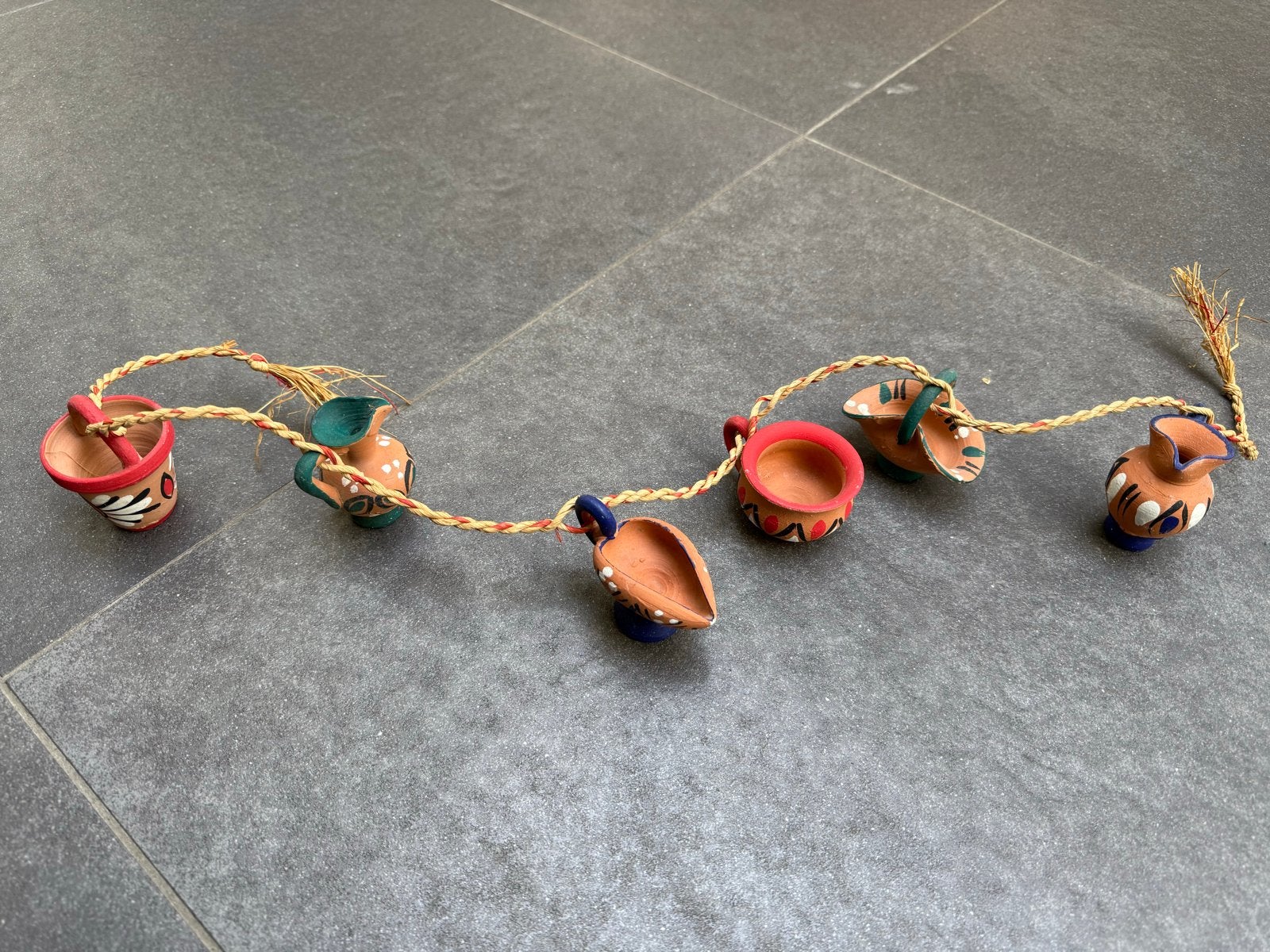 Decoratieve aardewerken slinger met miniatuur potjes, Ophalen of Verzenden