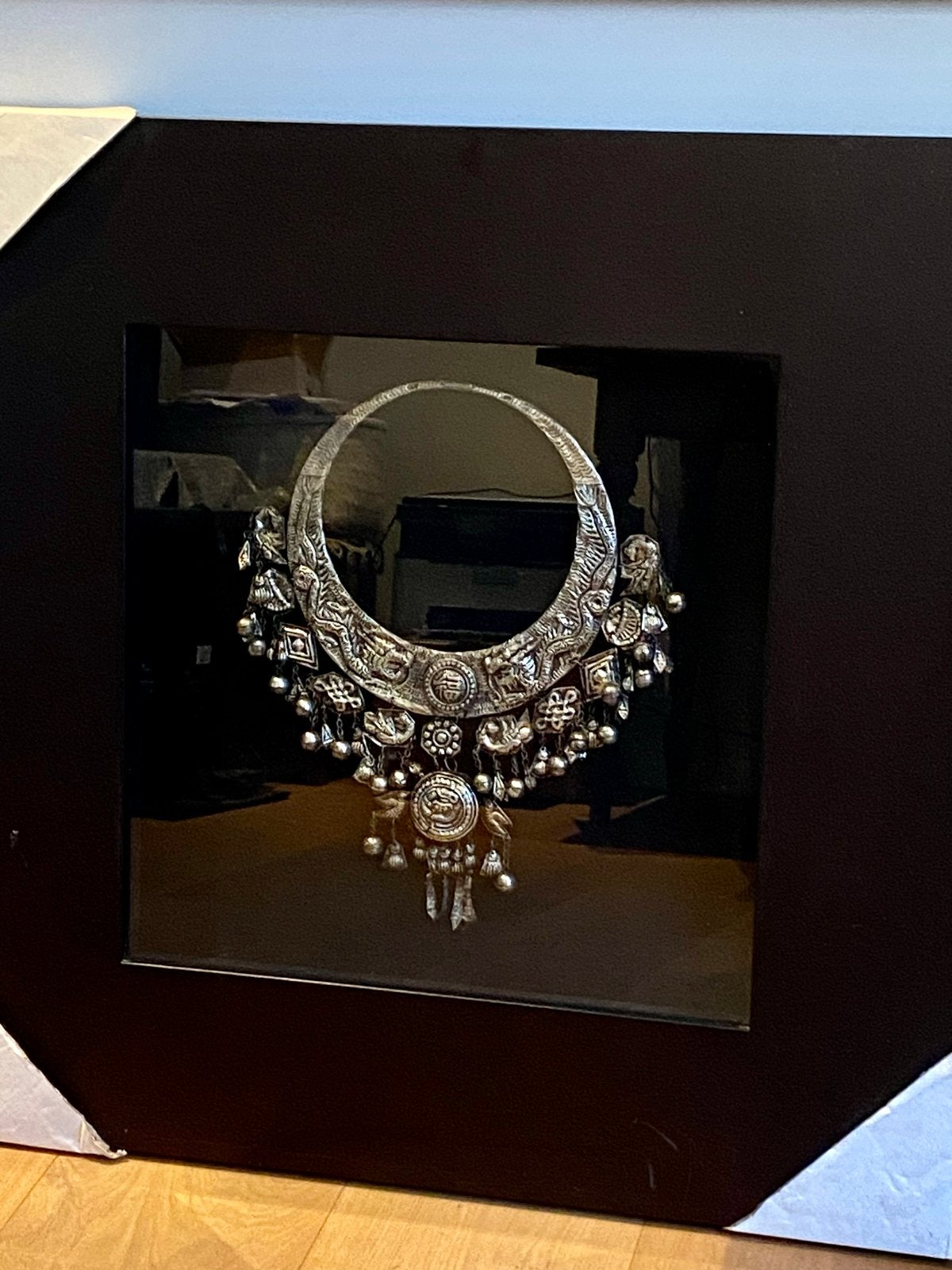 Ingelijste zilverkleurige ketting - Niet-Westerse Kunst, Sieraad, Handgemaakt, Metaal, Overige herkomsten