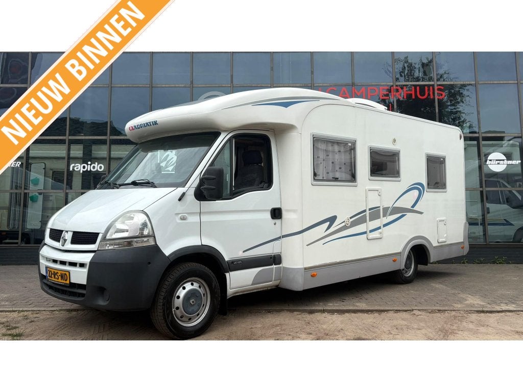 Adria Izola 687 SP 2xAirco,Vastbed,Dinette, Afzuigkap, Standaard zit, Ringverwarming, 6 tot 7 meter