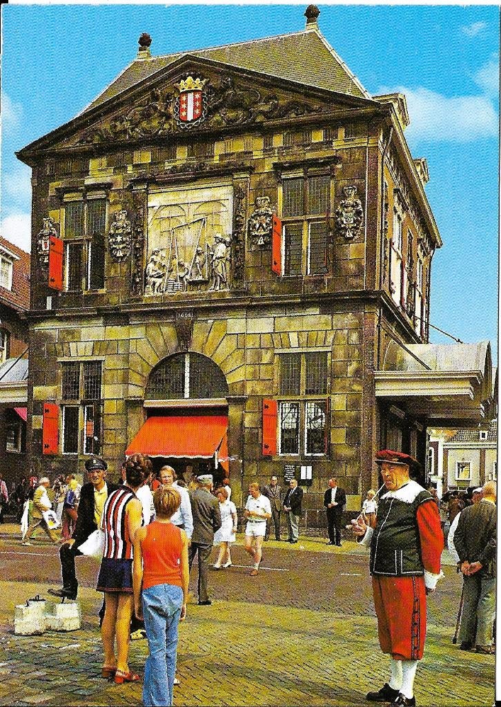 Ansichtkaart	Gouda	Waaggebouw	poorter in middeleeuws costuum, Verzenden, 1960 tot 1980, Ongelopen, Zuid-Holland