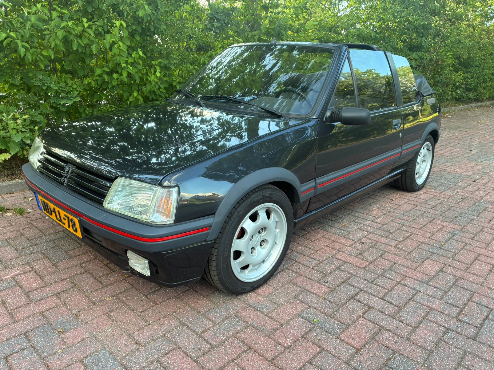 Peugeot 205 1.9 CTI -STUURBEKRACHTIGING- GOED LEZEN!, Auto's, Voorwielaandrijving, Zwart, 4 cilinders, Cabriolet