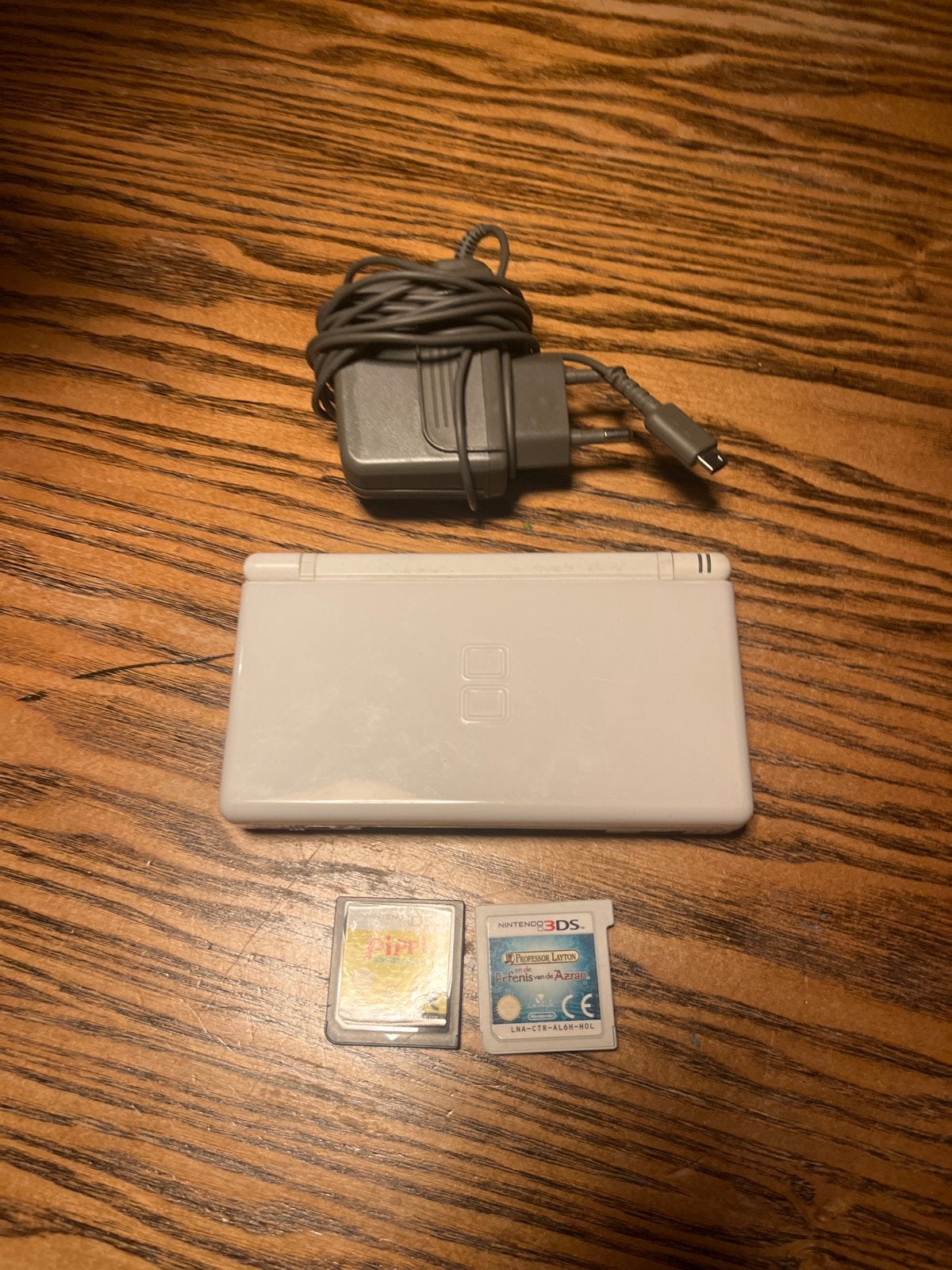 Nintendo DS Lite wit met oplader en 2 spellen, Spelcomputers en Games, Ophalen, Wit, DS Lite, Gebruikt
