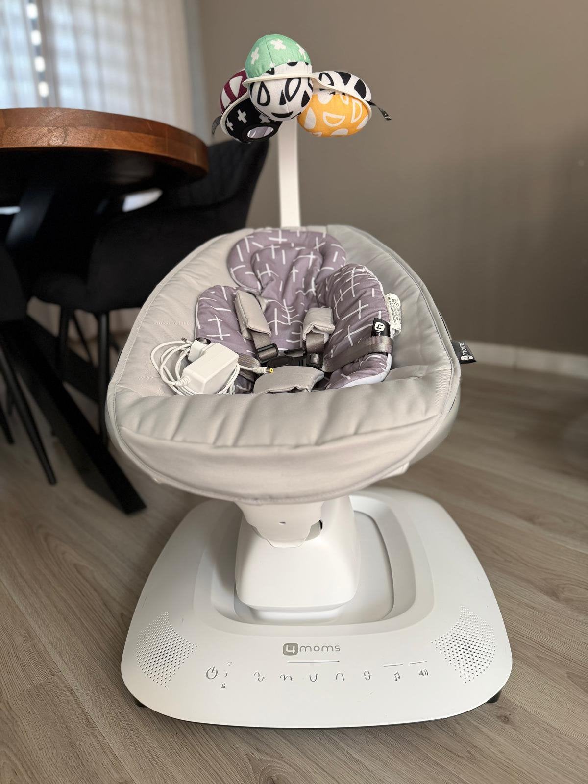 Mamaroo 4moms 5 classic grey, Kinderen en Baby's, Schommelstoel, Met gordel(s) of riempje(s), Zo goed als nieuw, Ophalen