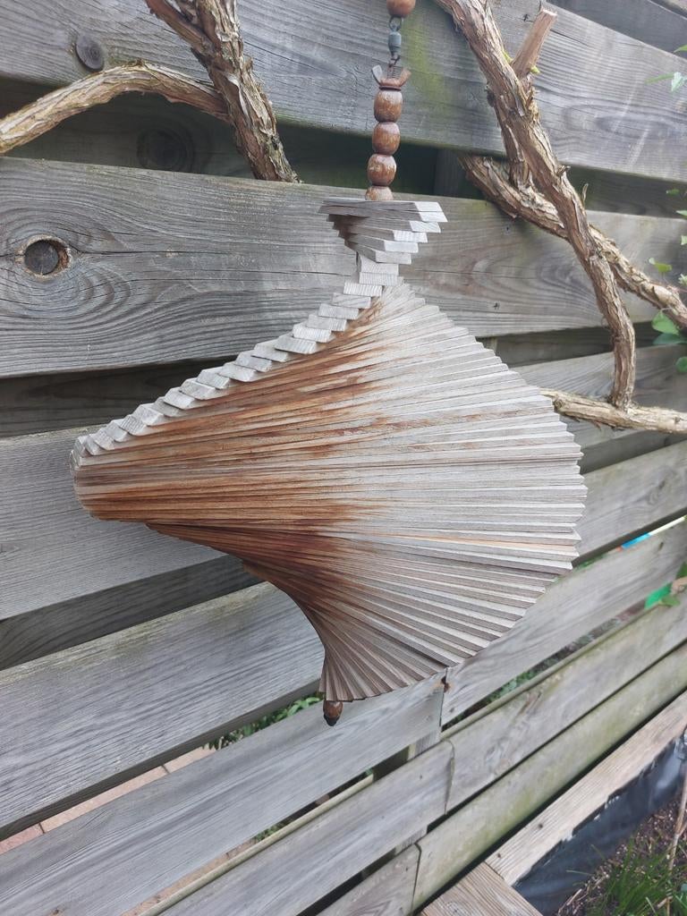 Houten gedraaide waaier decoratie voor in de tuin, Tuin en Terras, Tuinbeelden, Ophalen of Verzenden, Gebruikt, Hout, Overige typen