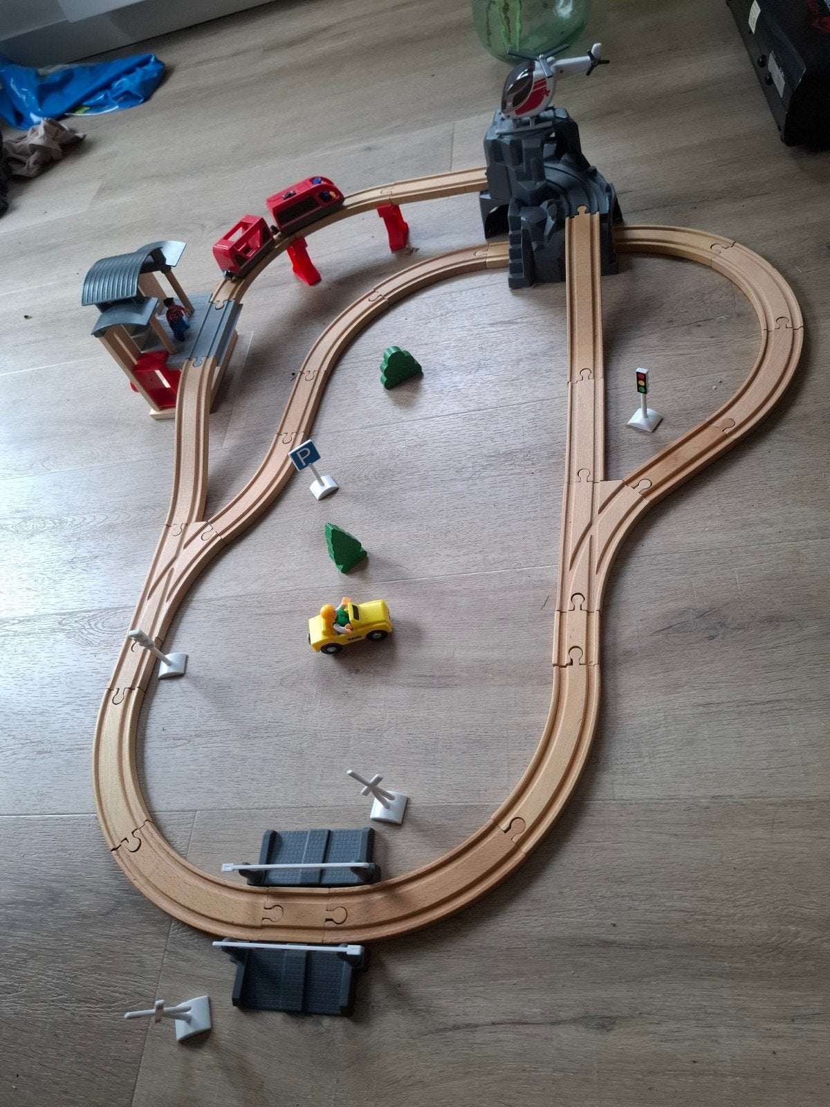 Complete Treinbaan met Rots, Station en Elektrische Trein, Ophalen, Zo goed als nieuw