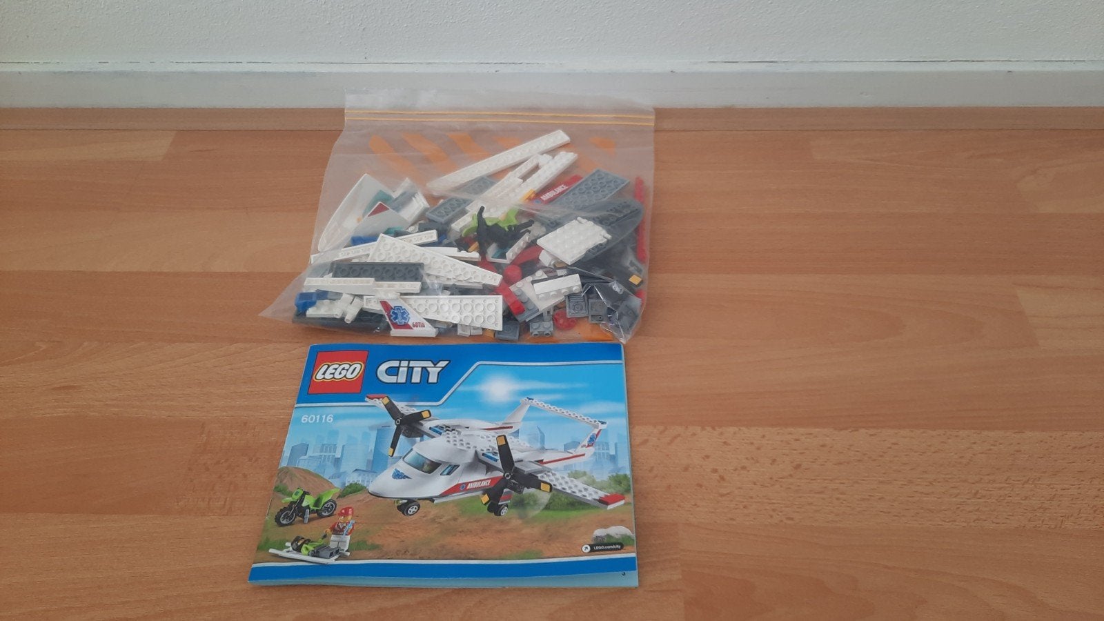 LEGO City 60116 Ambulance Vliegtuig, Kinderen en Baby's, City, Lego, Ophalen of Verzenden, Zo goed als nieuw