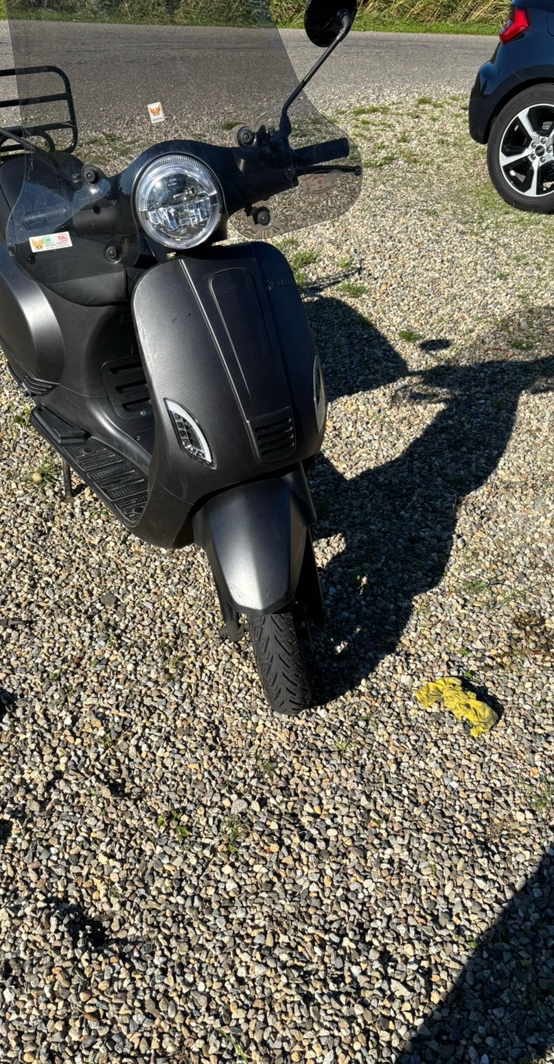 Elektrische zwarte santini capri scooter, Ophalen, Gebruikt, Maximaal 45 km/u, Elektrisch
