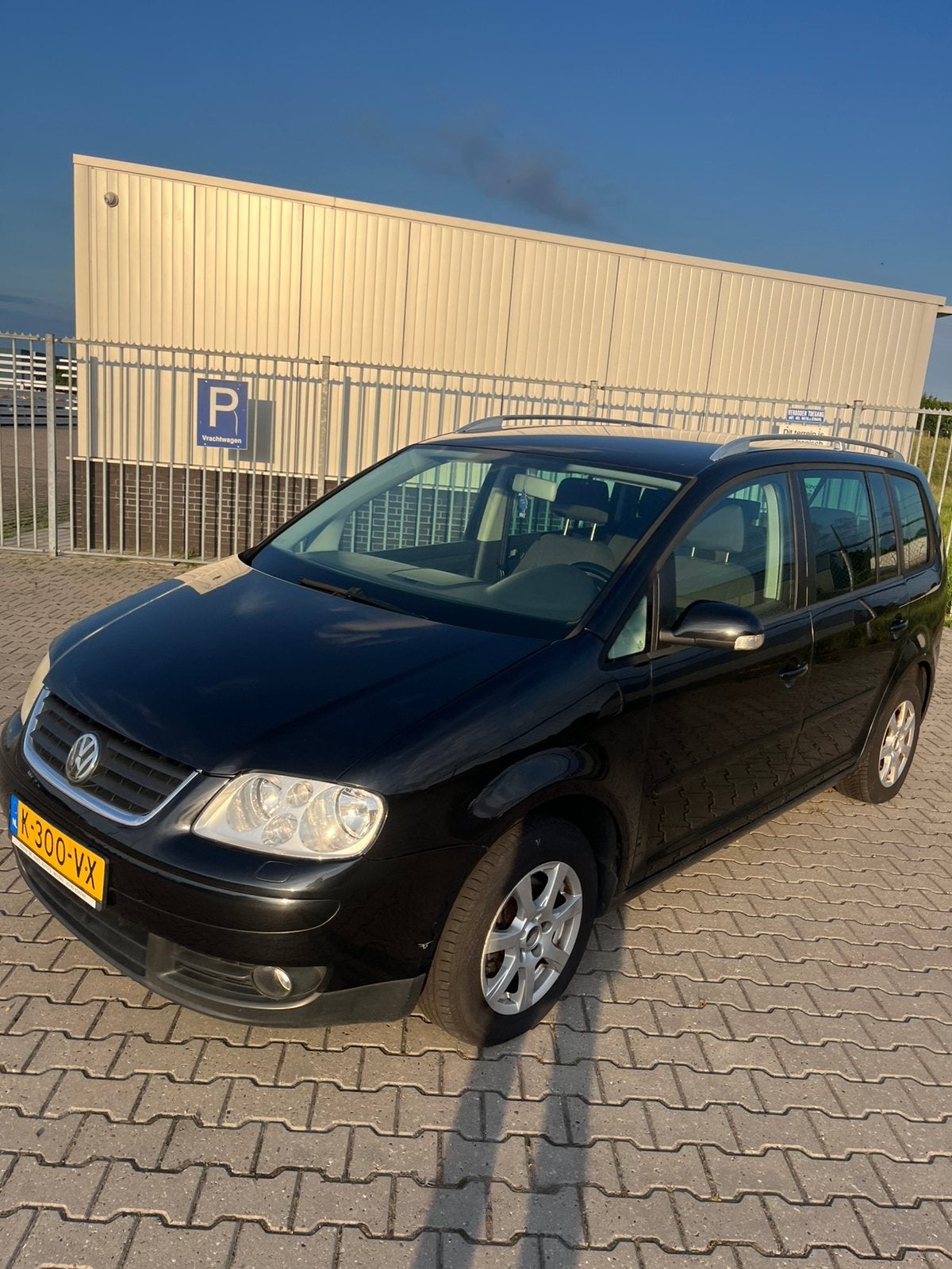 Volkswagen touran 2005 Zwart 2.0 FSI nwe apk, Auto's, Volkswagen, 1984 cc, Zwart, 1484 kg, Bedrijf
