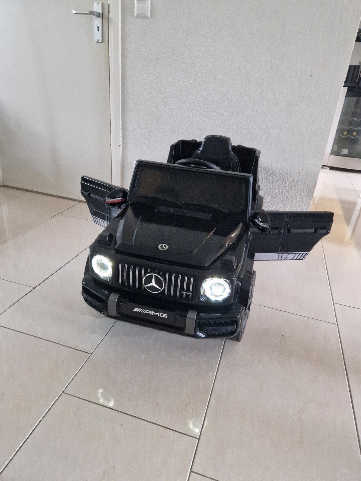 Mercedes G63 AMG Elektrische Kinderauto en Afstandsbediening, Ophalen, Zo goed als nieuw, Afstandsbediening