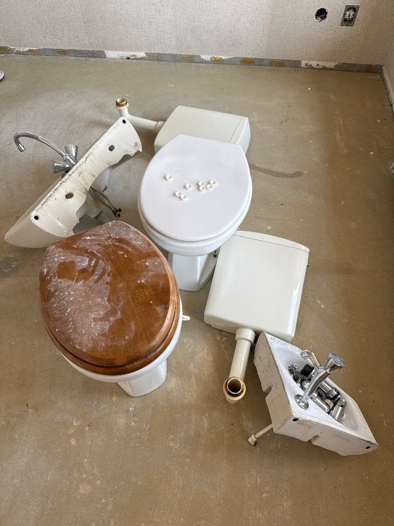 2 toiletten en 2 wastafels, Ophalen, Gebruikt, Wastafel