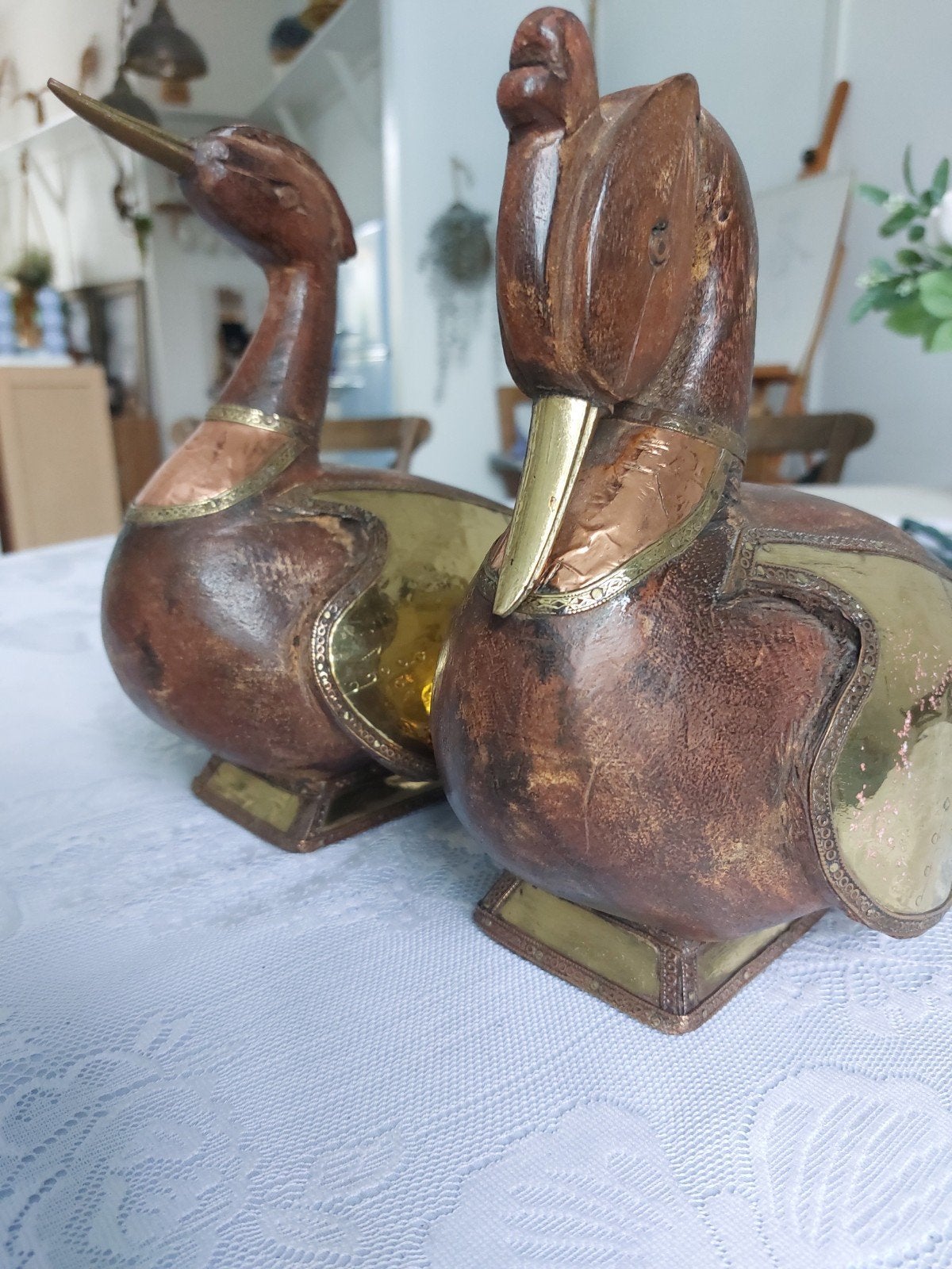 Twee houten lok eenden met beslag op stevige sokkel, Ophalen of Verzenden