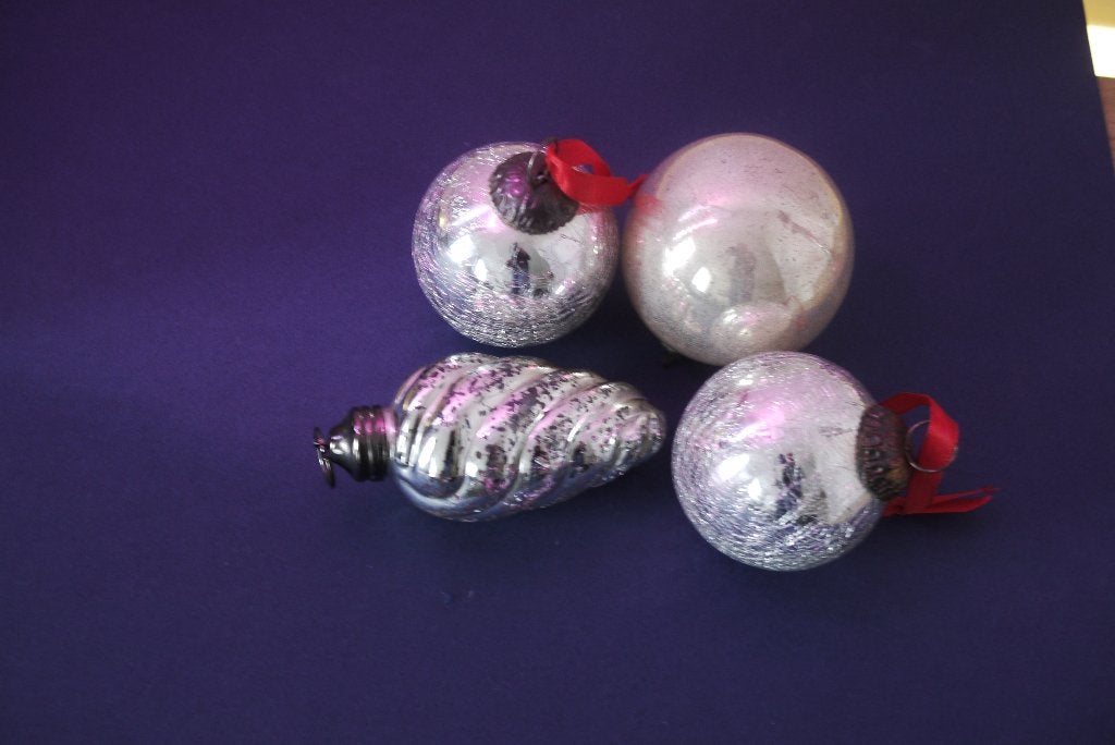 kerst heksenbal kerstbal 4 stuks dennenappel en rond, Diversen, Ophalen of Verzenden, Gebruikt