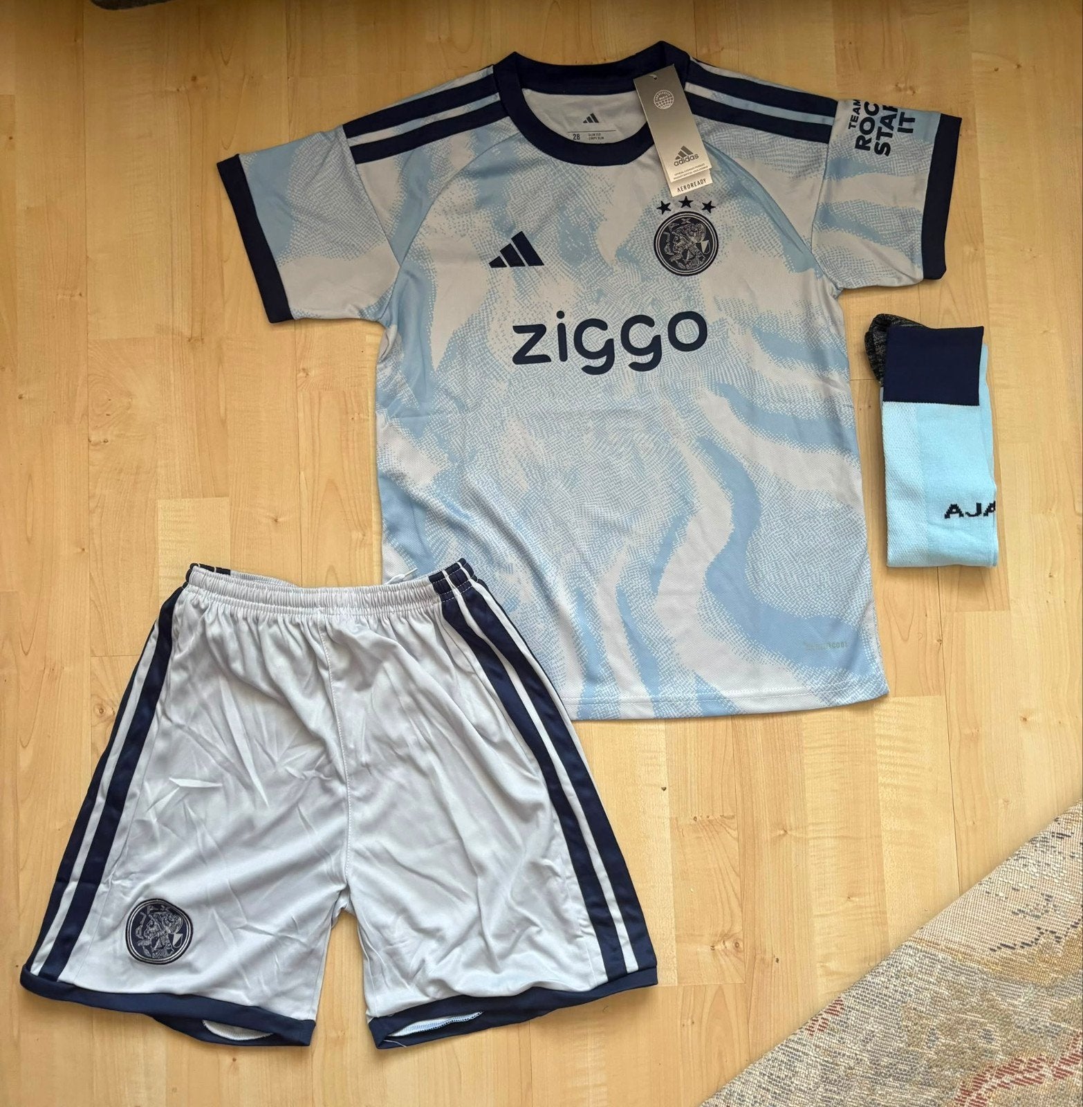 26/27 Ajax uittenue maat 164 en 158, Ophalen of Verzenden, Nieuw, Jongen of Meisje, Sport- of Zwemkleding