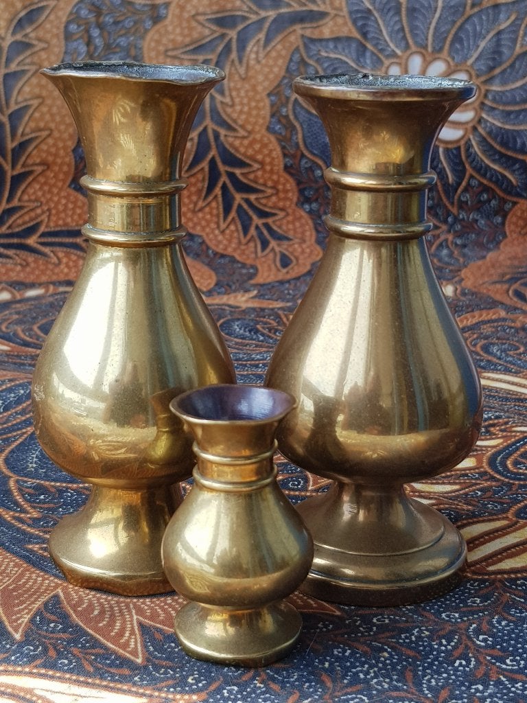 Drie originele antieke Engelse vaasjes van koper uit 1840.