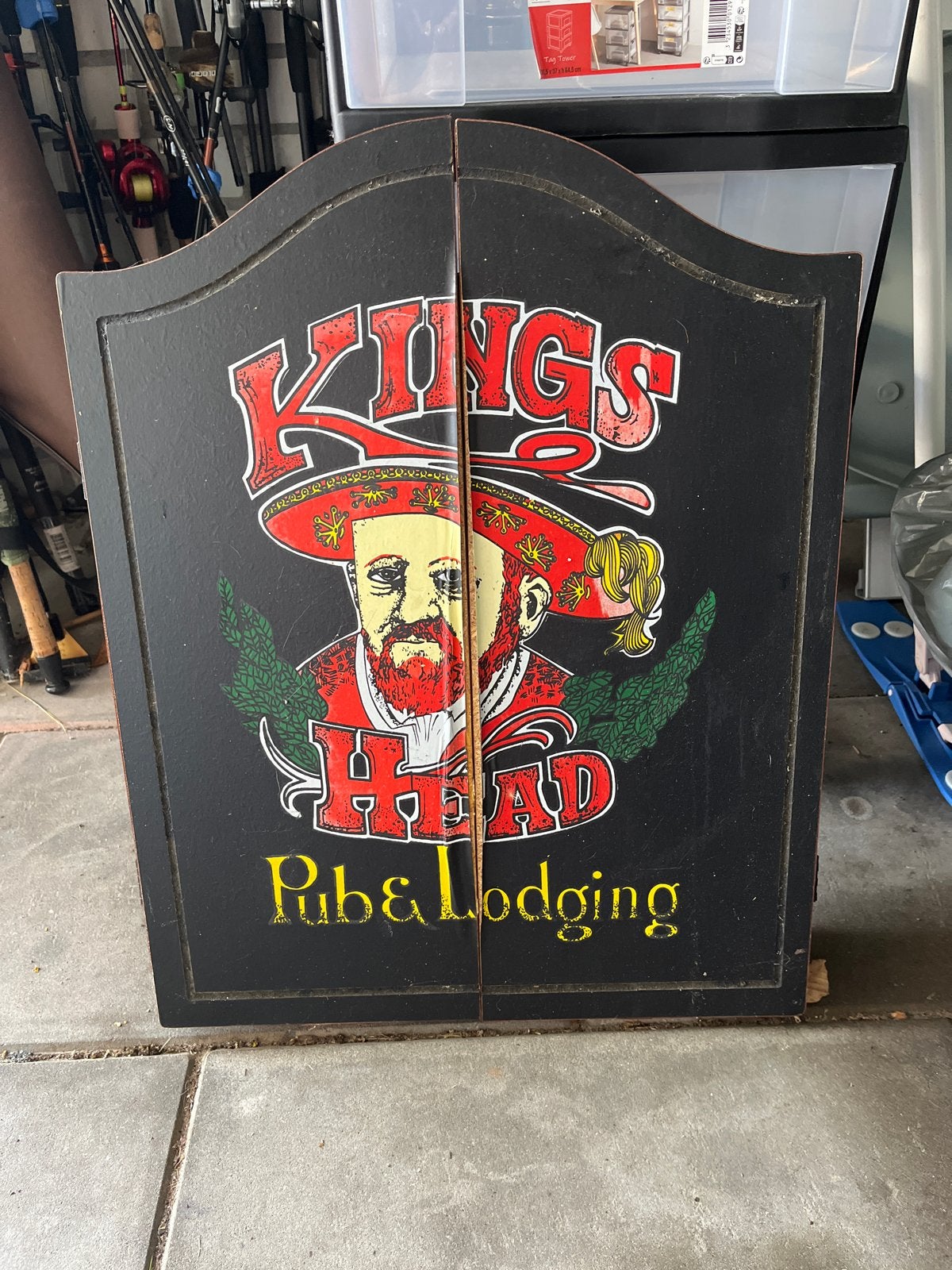 Dartbord in Kings Head Pub & Lodging kast, Sport en Fitness, Darts, Ophalen, Gebruikt, Dartbord met pijlen