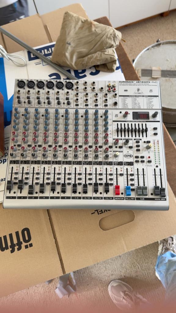 Behringer Eurorack UB1832FX-PRO Mengpaneel, Ophalen of Verzenden, Zo goed als nieuw, 10 tot 20 kanalen, Microfooningang