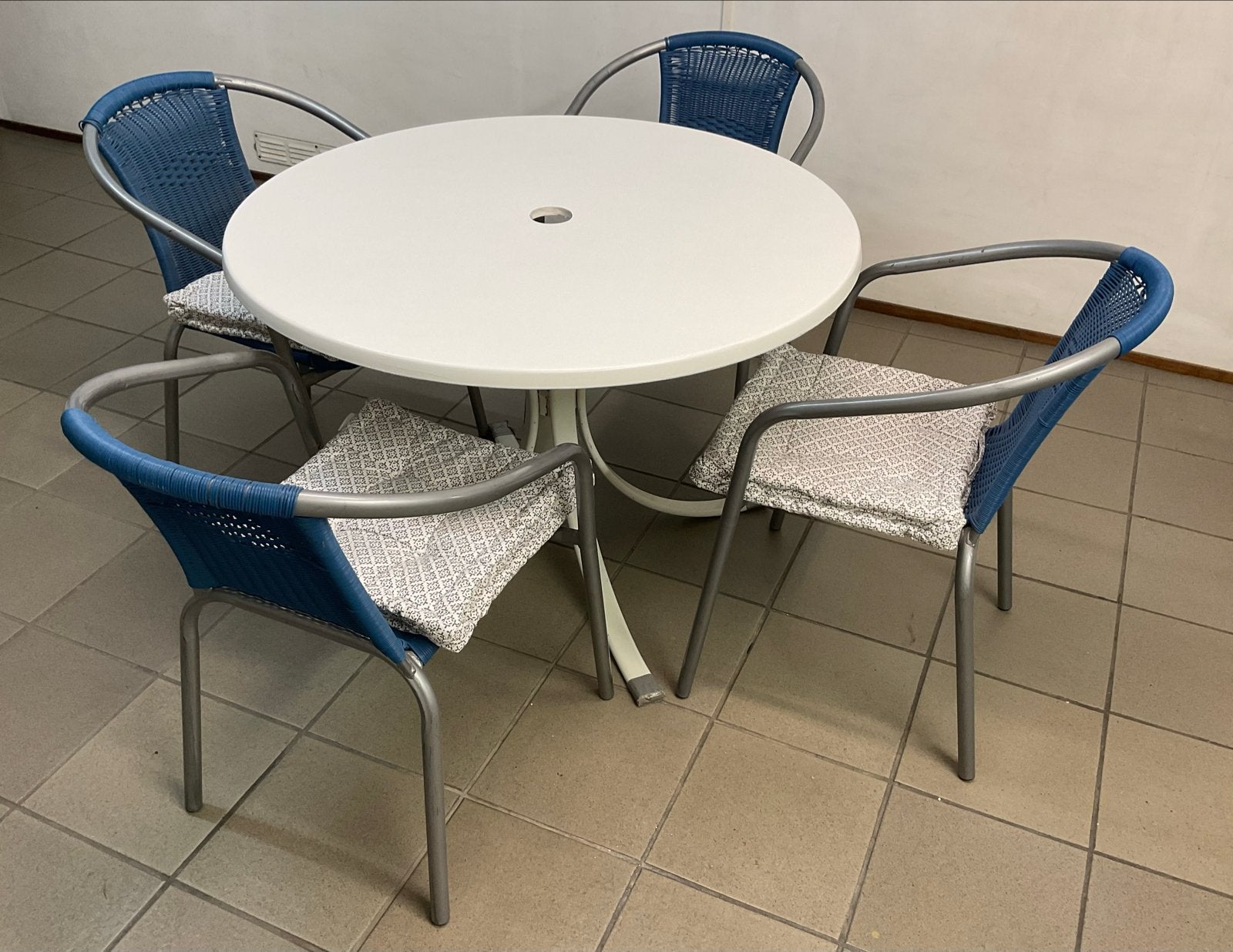 Complete tuinset met 4 stapelstoelen en tafel, Eettafel, Ophalen of Verzenden, Zo goed als nieuw, Tuinset