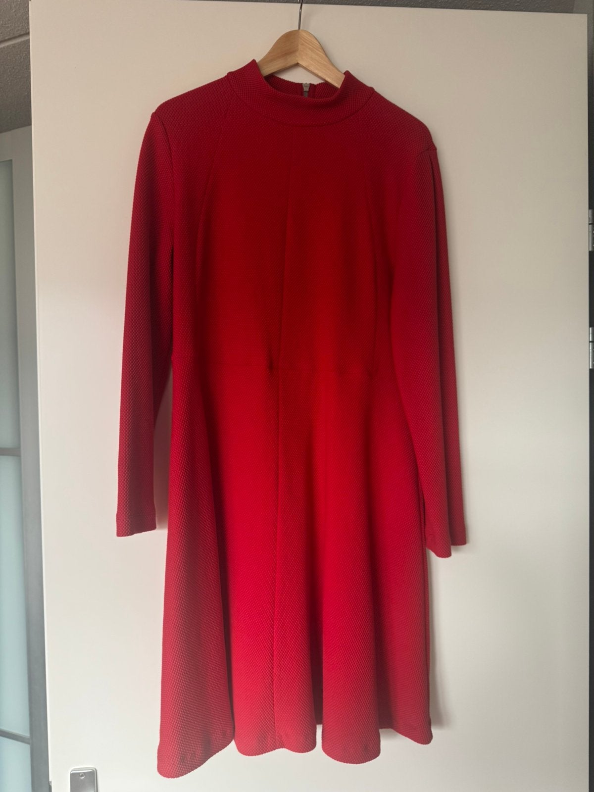 Vanilia jurk maat 44 (inclusief riem), Kleding | Dames, Maat 42/44 (L), Ophalen of Verzenden, Zo goed als nieuw, Knielengte