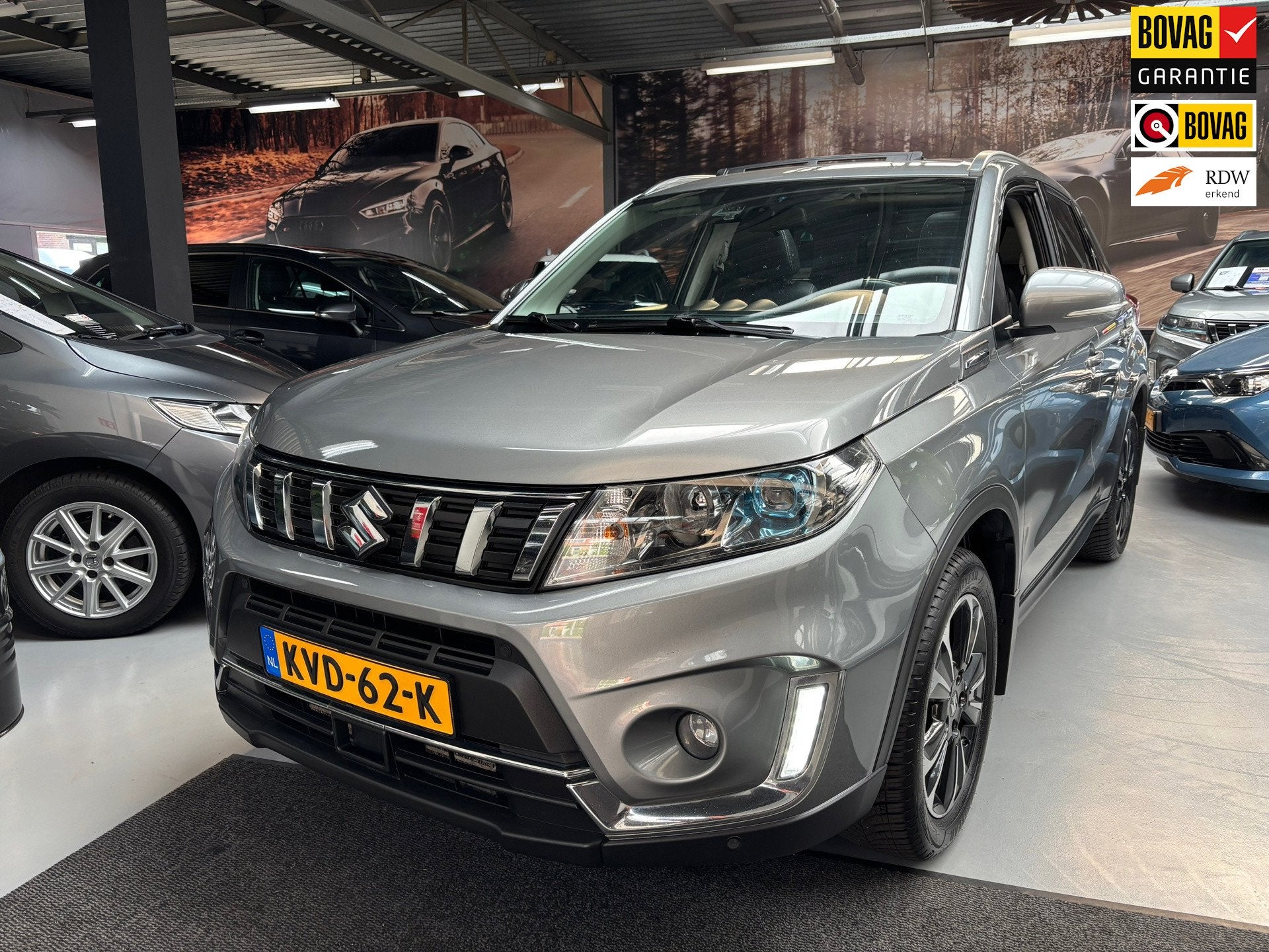 Suzuki VITARA 1.0 Boosterjet Stijl / Camera / Panorama Dak, Auto's, Voorwielaandrijving, Gebruikt, Met garantie (alle), 400 kg