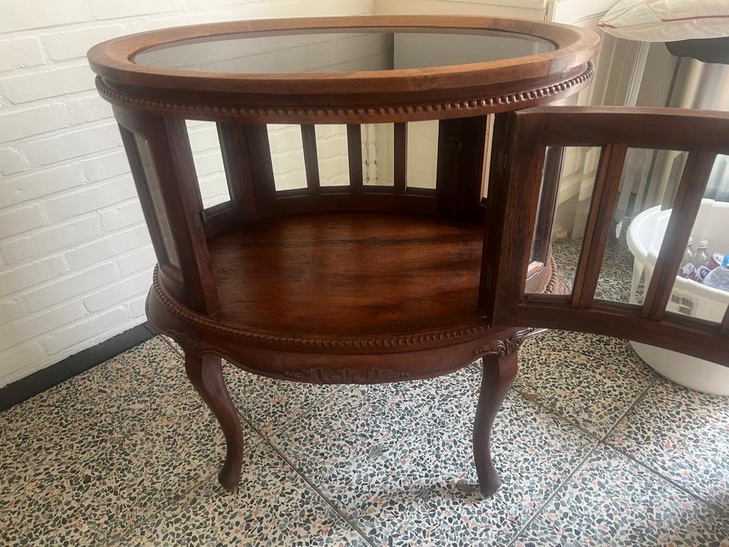 Antieke houten vitrinekastje met glasplaat, Ophalen