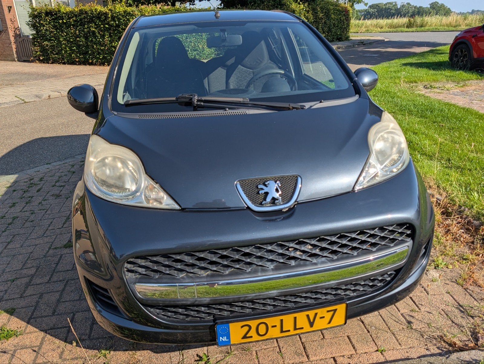 Peugeot 107 1.0 12V 5deurs 2010 Grijs APK tot 31-Mei-27, Voorwielaandrijving, Radio, 4 stoelen, 68 pk