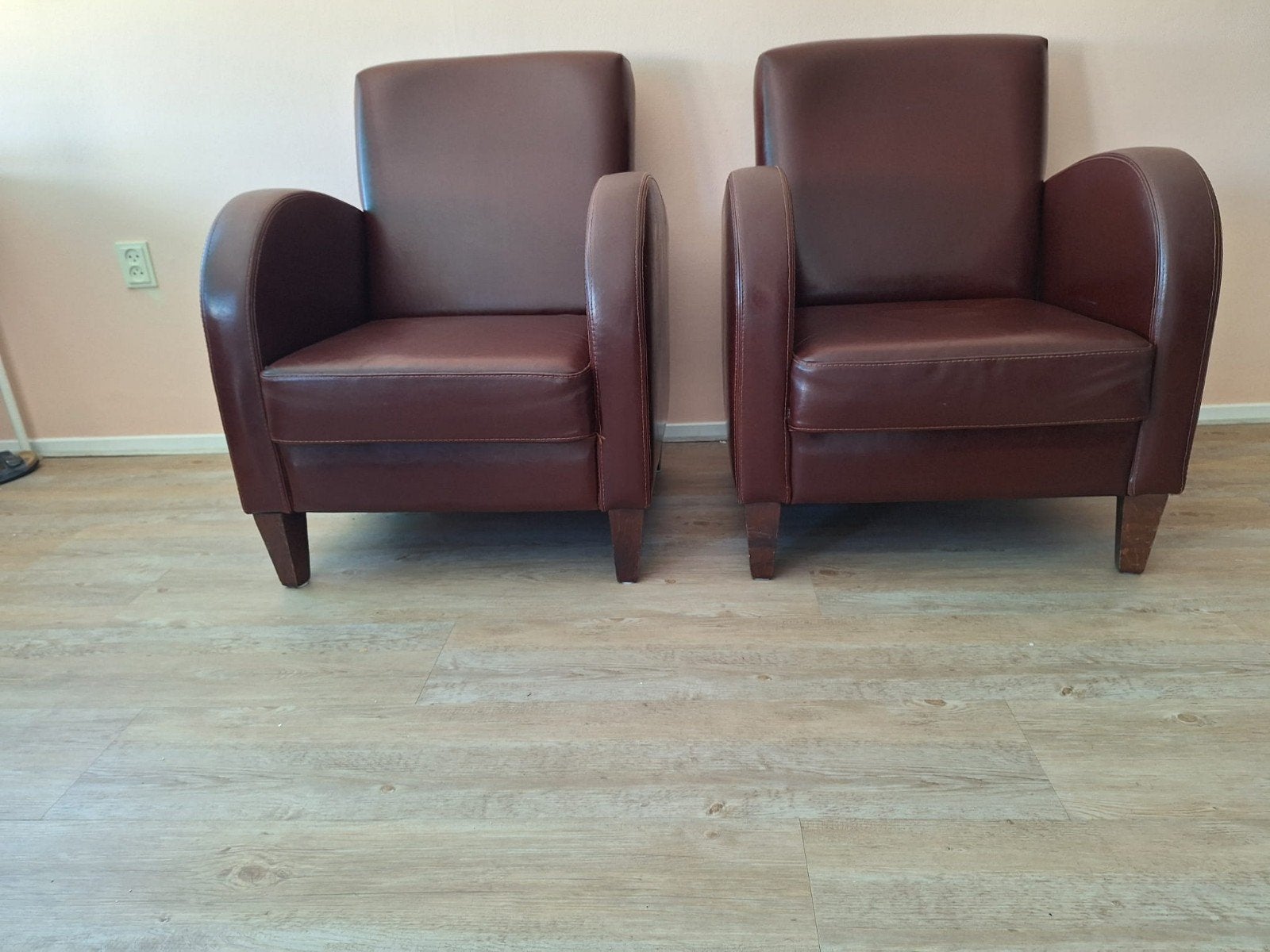 Comfortabele rode fauteuil, 2 stuks, Ophalen, Gebruikt, Minder dan 75 cm, Leer