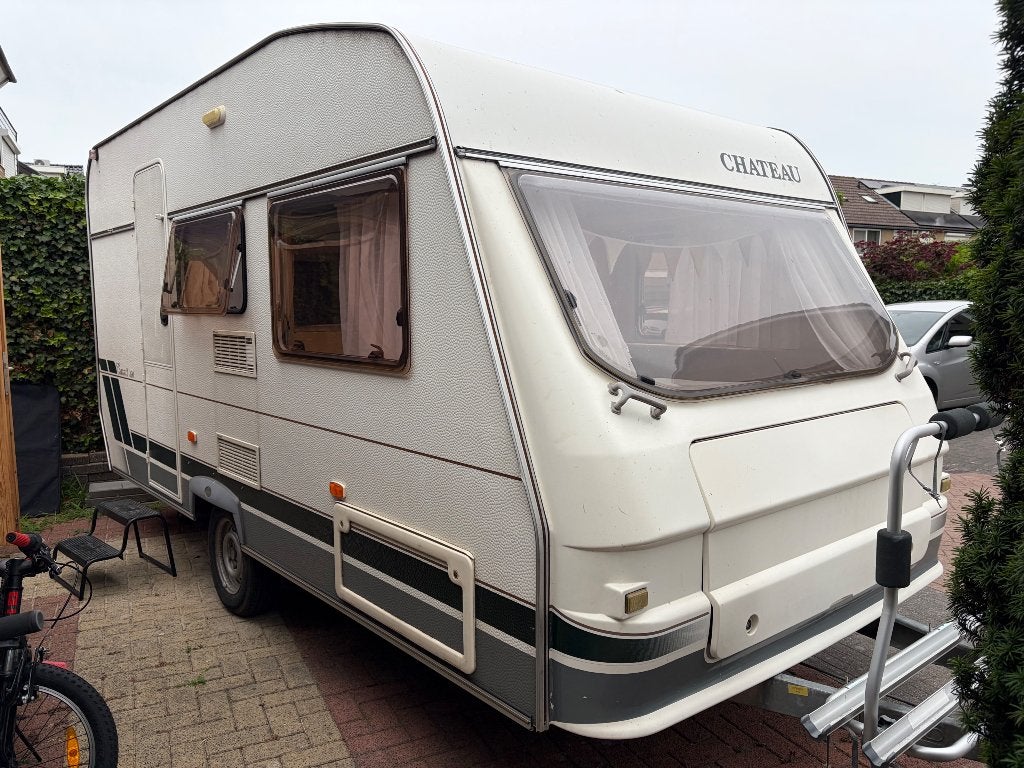 Chateau carrat 390, Caravans en Kamperen, Caravans, Particulier, tot en met 4, 500 - 750 kg, Rondzit, Chateau, Dwarsbed, Dwars-stapelbed