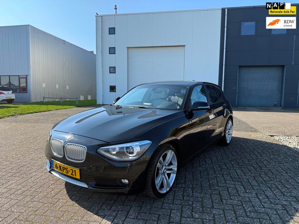 BMW 1-serie 116i High Executive Automaat Stoelverwarming 201, Auto's, Gebruikt, 4 cilinders, Navigatiesysteem, Zwart