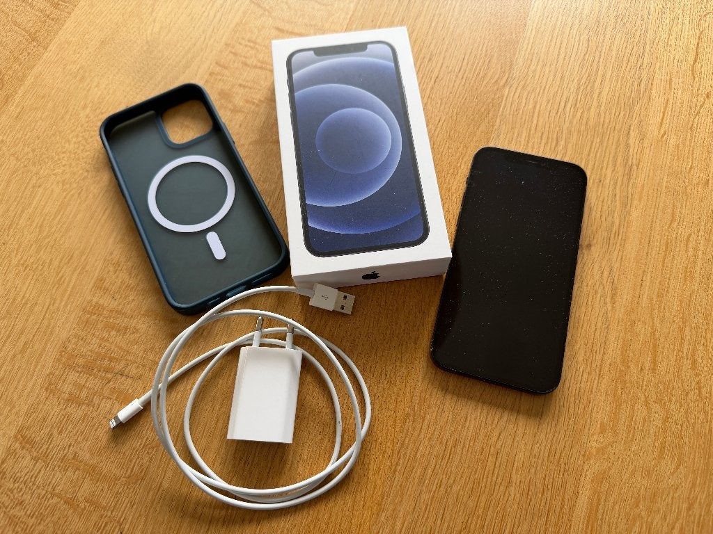 Foto 2 van iPhone 12 zwart 64GB gebruikt goede werking