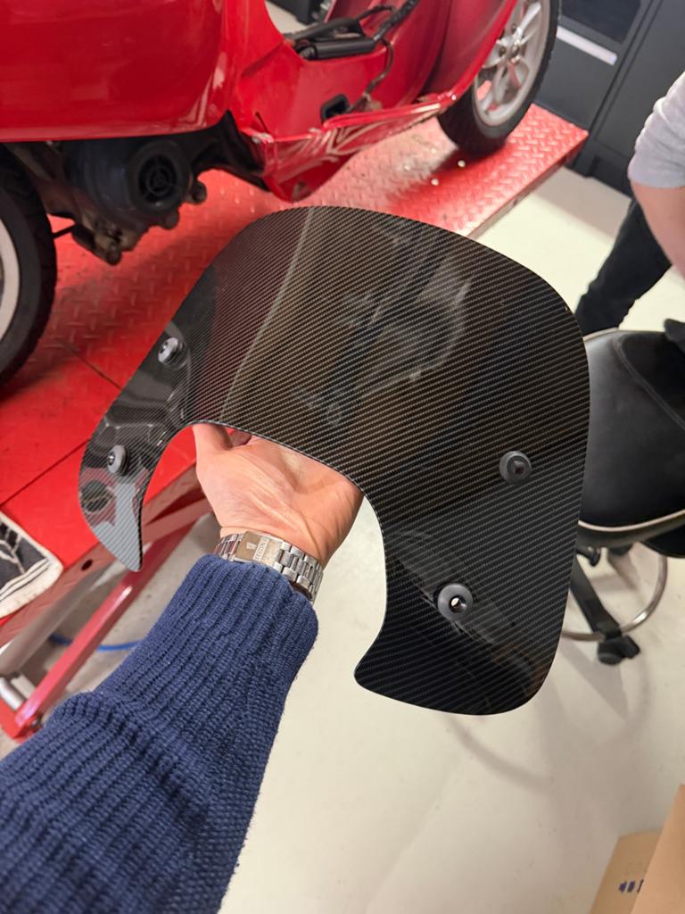 Carbon Windscherm Laag voor Vespa Sprint - Nieuw, Fietsen en Brommers, Brommeronderdelen | Scooters, Ophalen of Verzenden, Nieuw