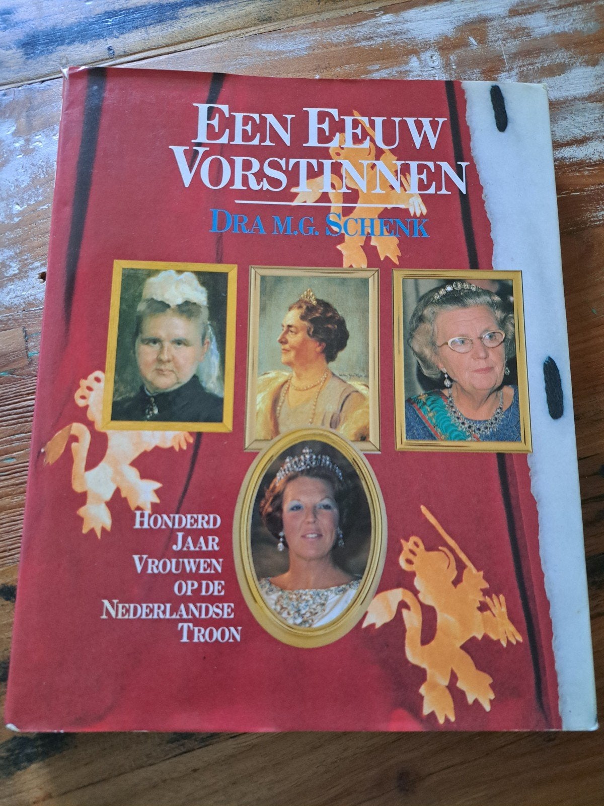 Een Eeuw Vorstinnen: 100 Jaar Vrouwen op de Nederlandse T, Boeken, Ophalen, 20e eeuw of later, Gelezen, Dra M.G. Schenk