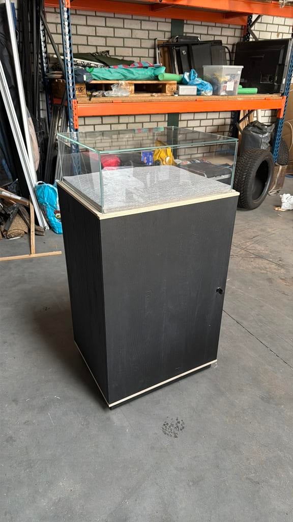 Vitrine presentatie meubel, Huis en Inrichting, Tafels | Sidetables, Zo goed als nieuw, 25 tot 50 cm, Rechthoekig, Glas, Ophalen of Verzenden