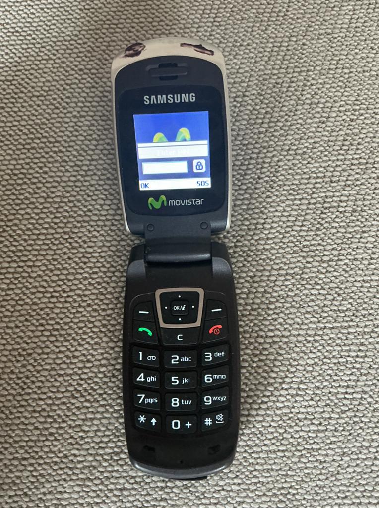 Samsung klassieke mobiele telefoon + oplader als nieuw, Telecommunicatie, Ophalen of Verzenden, Zo goed als nieuw