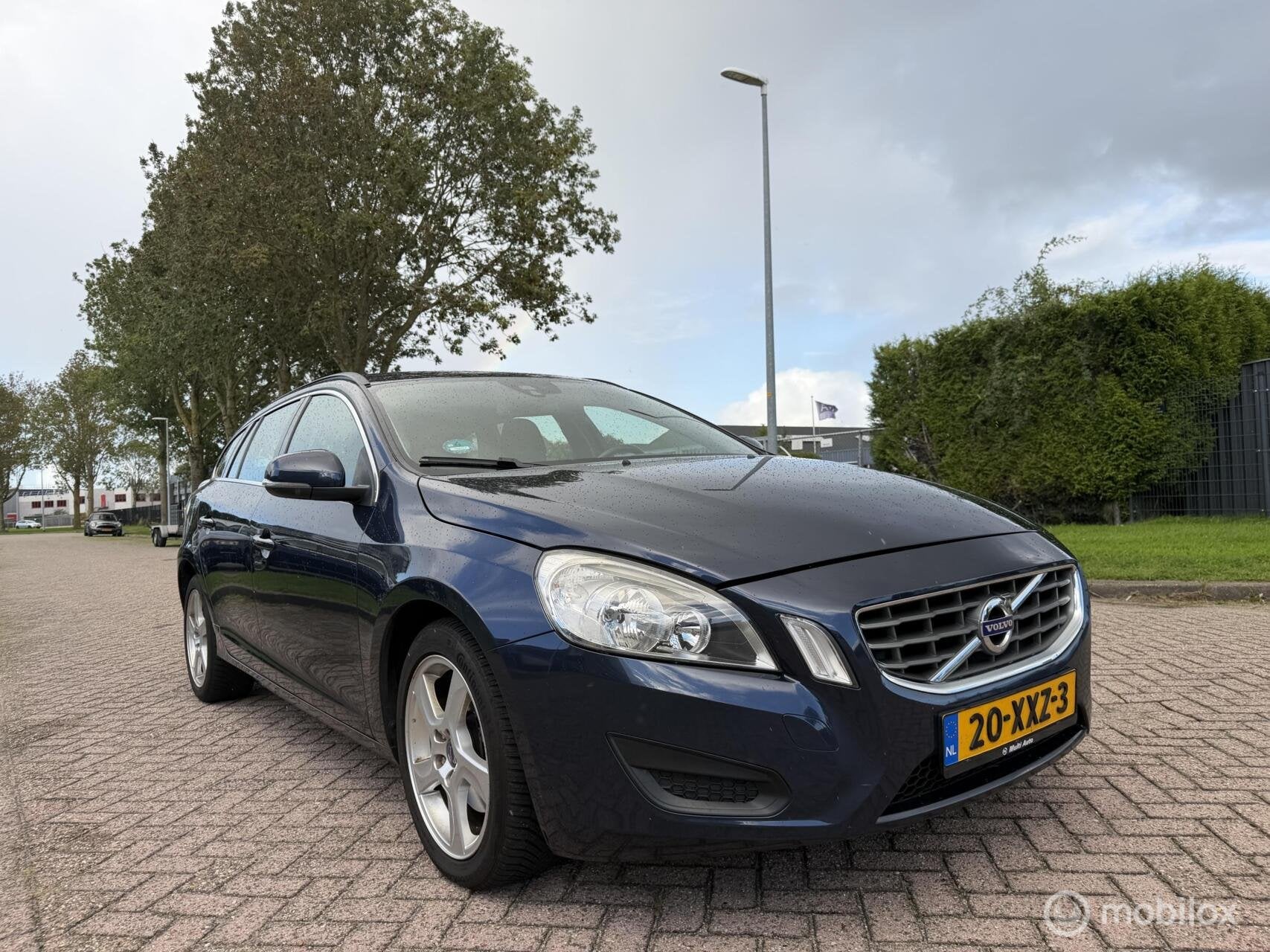 Volvo V60 1.6 T3 Momentum Dealer Onderhouden!, Auto's, Voorwielaandrijving, 15 km/l, Gebruikt, 4 cilinders
