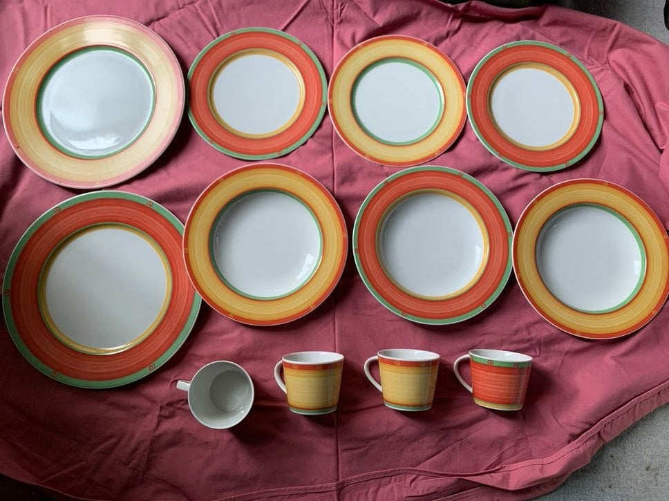Servies set: 2 grote, 3 eet-, 3 gebaksborden en 4 kopjes, Ophalen, Zo goed als nieuw, Porselein, Compleet servies