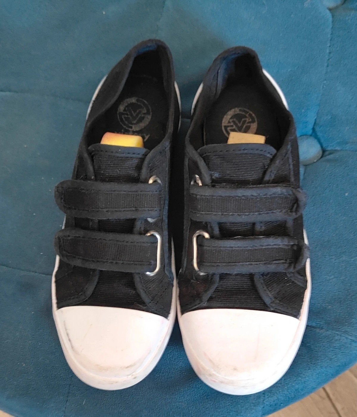 Zwarte canvas gymschoenen met klittenband Victory maat 33, Ophalen of Verzenden, Zo goed als nieuw, Jongen of Meisje, Sportschoenen