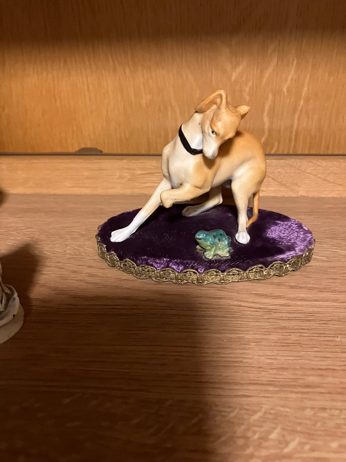 Beeldje van hondje met kikkertje, Ophalen of Verzenden