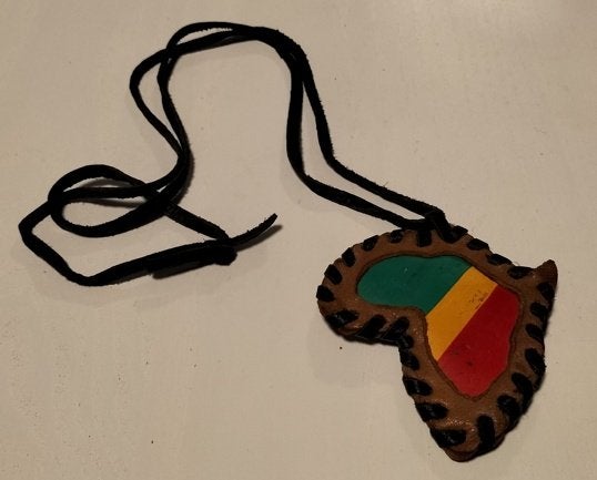 Vintage leren ketting met Afrika hanger jaren '90, Bruin, Ophalen of Verzenden, Zo goed als nieuw, Overige materialen
