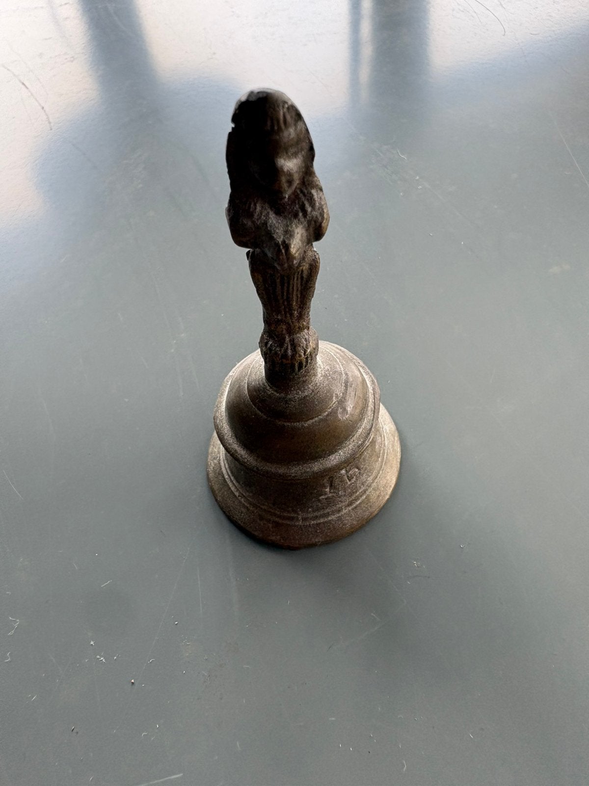 Oude bronzen Hindoeïstische puja-bel (ghanta) met figuur –, Verzenden