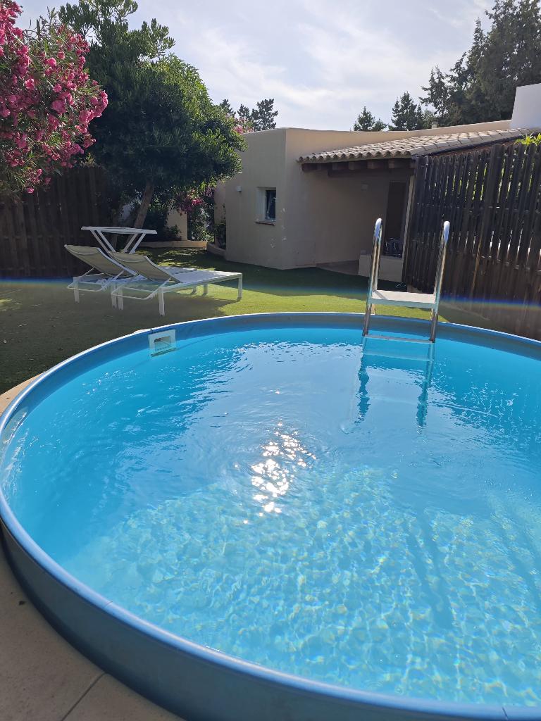 Mooi vakantiehuis in Cala Tarida, dicht bij strand,tuin,pool, 5 personen, Open haard, Dorp, 2 slaapkamers