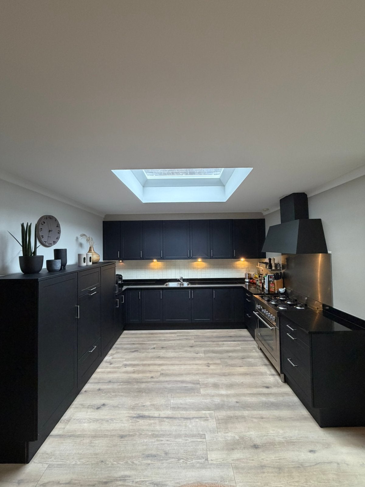 Complete U- keuken met apparatuur, Ophalen, Gebruikt, U-keuken, Zwart