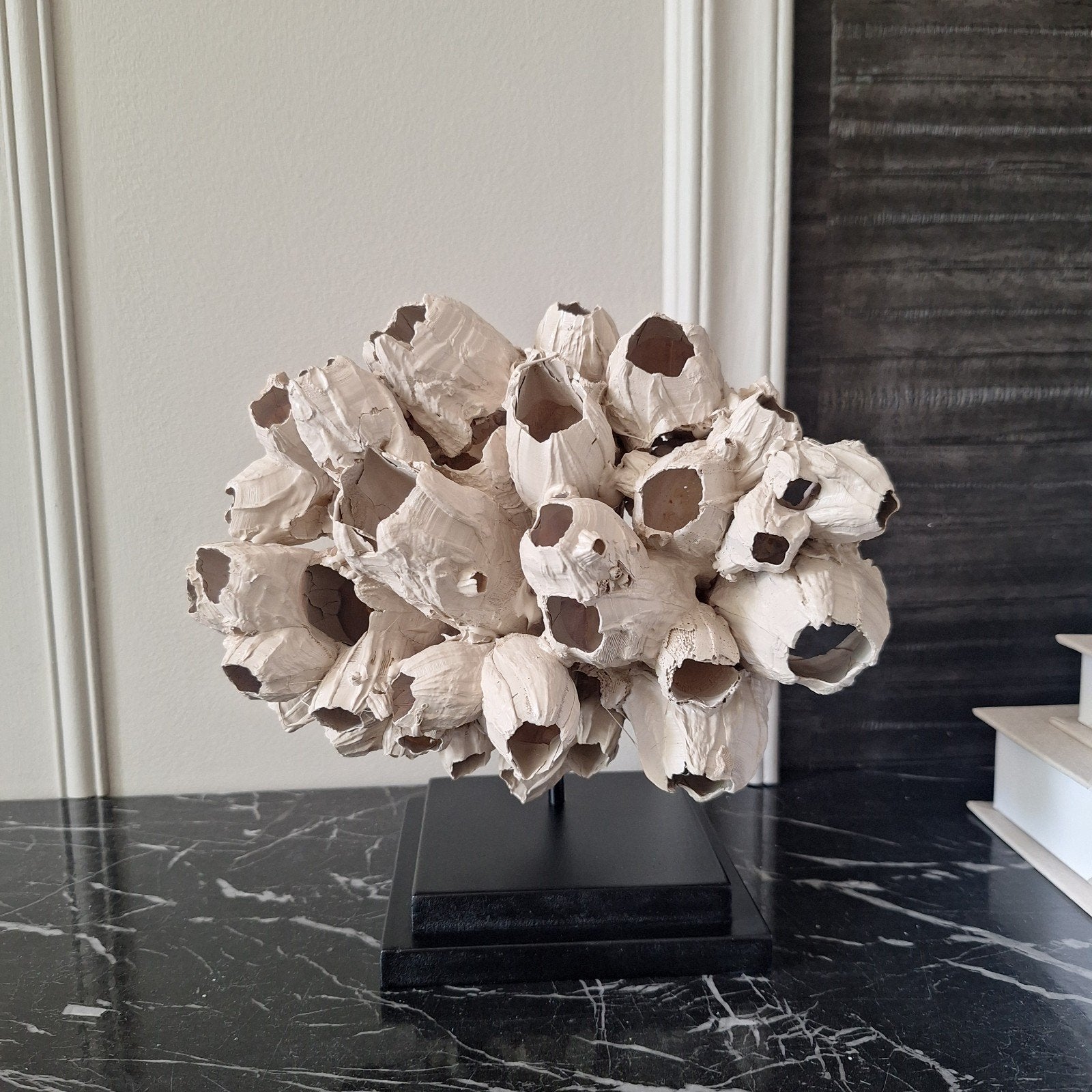 Super mooi beige zwevend ornament cluster op voet, Ophalen of Verzenden