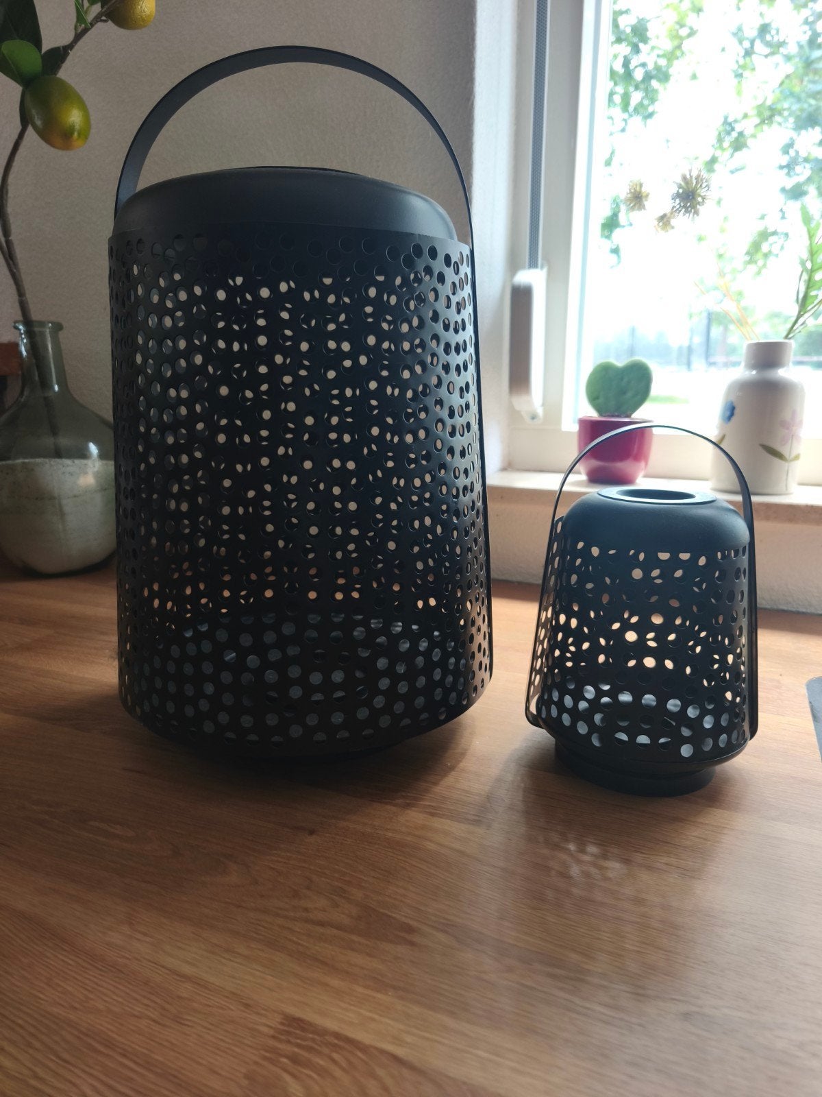 Twee zwarte windlichten/kandelaars, Huis en Inrichting, Woonaccessoires | Kandelaars en Kaarsen, Ophalen, Zo goed als nieuw, Zwart