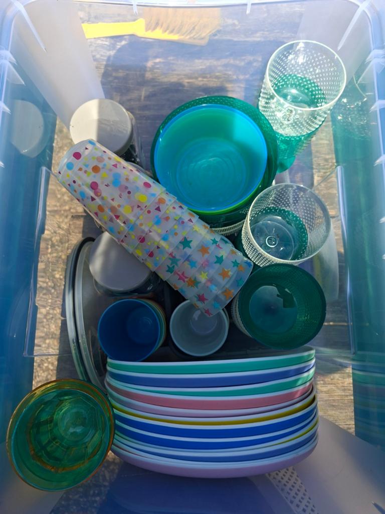 Compleet servies en bestek voor picknick/camping, Huis en Inrichting, Keuken | Servies, Ophalen, Overige materialen, Zo goed als nieuw