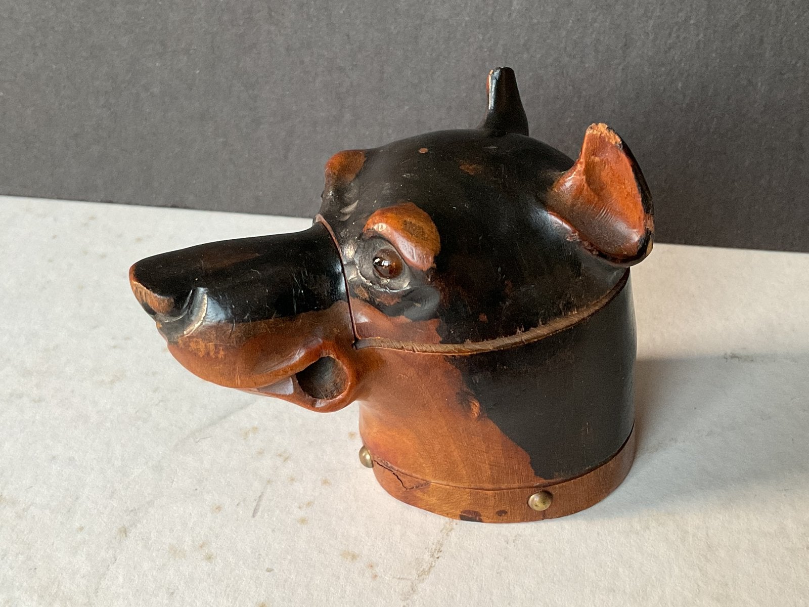Inktpot, hout, in de vorm van een Dobermann hond, circa 1900, Ophalen of Verzenden