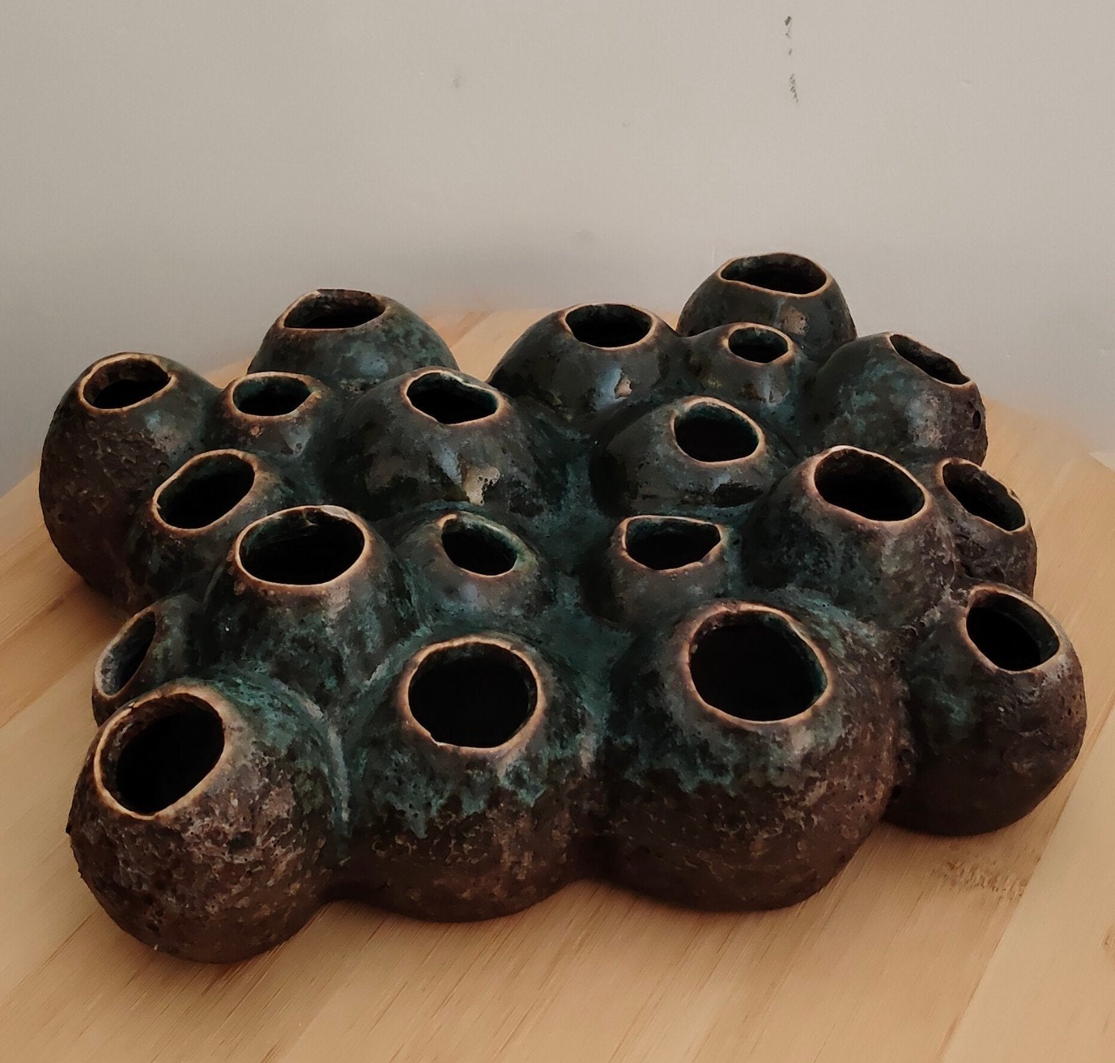 Daan Kromhout koraal vaas., Huis en Inrichting, Woonaccessoires | Vazen, Blauw, Aardewerk of Porselein, Ophalen of Verzenden, Zo goed als nieuw